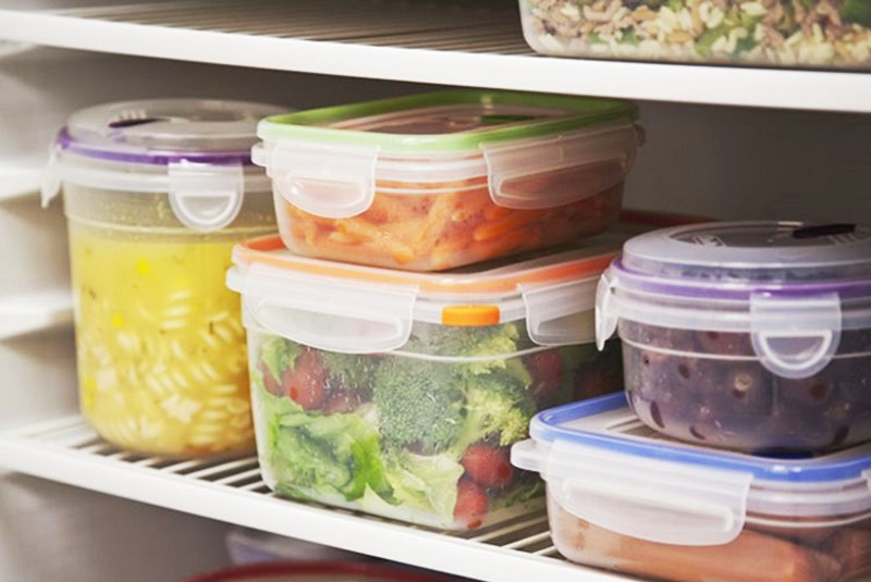 Bảo quản thực phẩm chín trong hộp và cho vào ngăn mát tủ lạnh