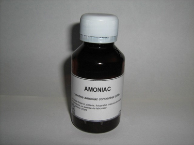 Loại bỏ mùi khói thuốc với amoniac