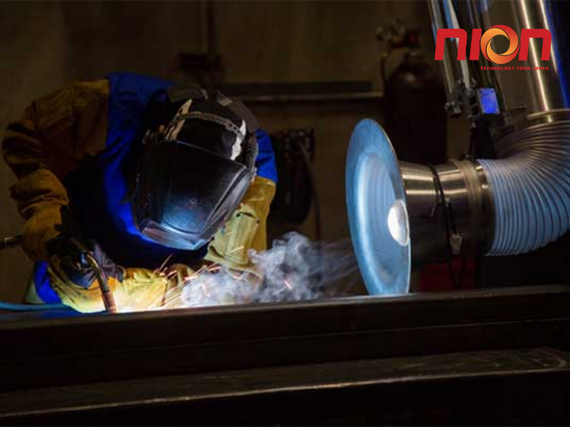Chụp hút thu gom khí thải phát sinh trực tiếp từ dây chuyền