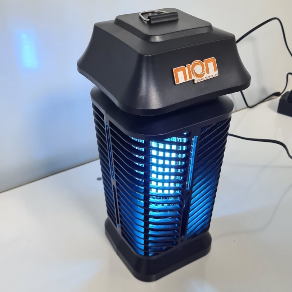 Đèn bắt muỗi hoạt động với bóng UV thu hút côn trùng