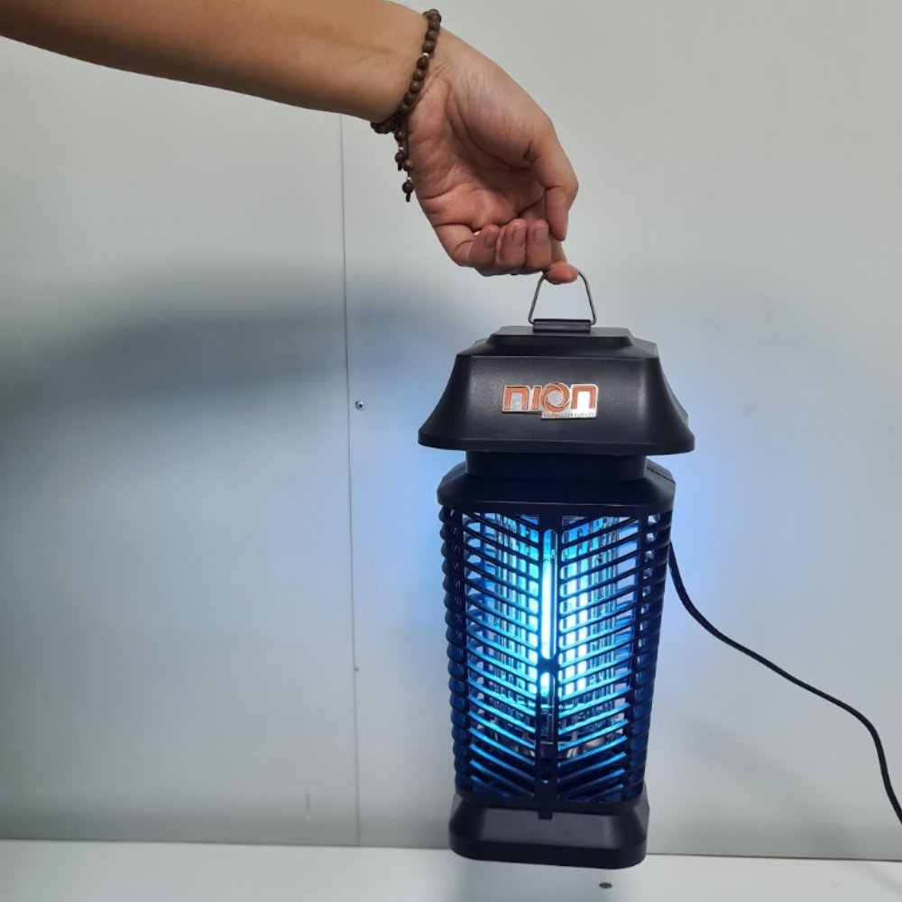 Đèn bắt muỗi ngoài trời có thiết kế treo tiện lợi
