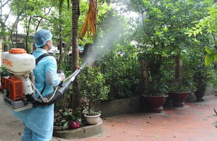 Phun thuốc muỗi quanh khu vực sân vườn