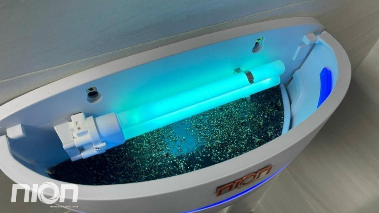 Cận cảnh lòng đèn bắt côn trùng C5-18 với bóng UV và tấm keo bẫy dính đã giữ nhiều côn trùng